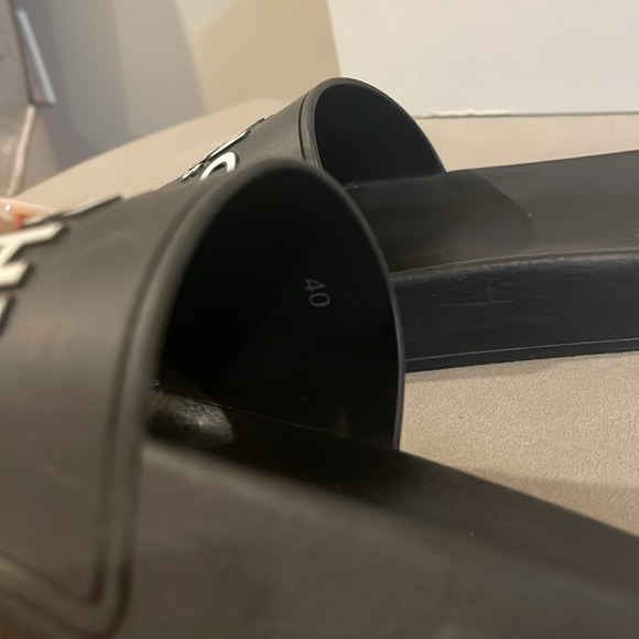 Givenchy Rubber Slides - Picture 5 of 5